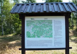 Nel comprensorio  circuiti di sentieri e piste ideali in tutte le stagioni per trekking, mountain bike, e-bike, sci di fondo e fuori pista, ciaspolate